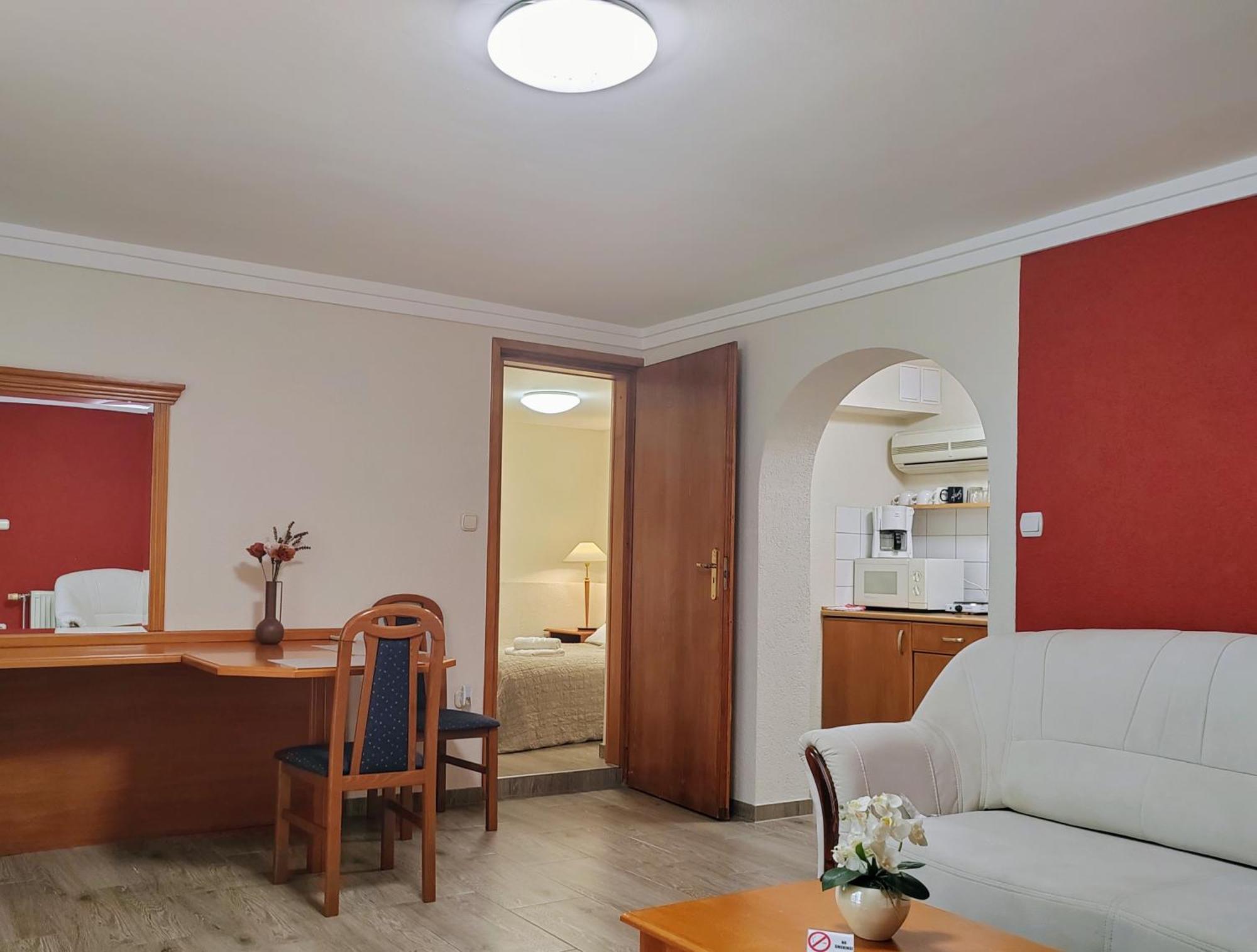 Heviz Apartman ヘーヴィーズ エクステリア 写真