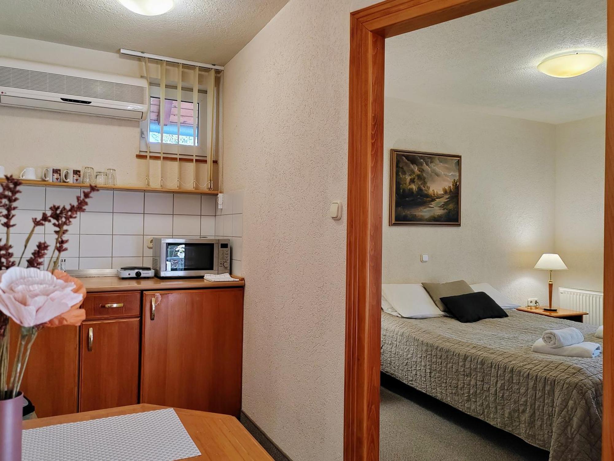Heviz Apartman ヘーヴィーズ エクステリア 写真